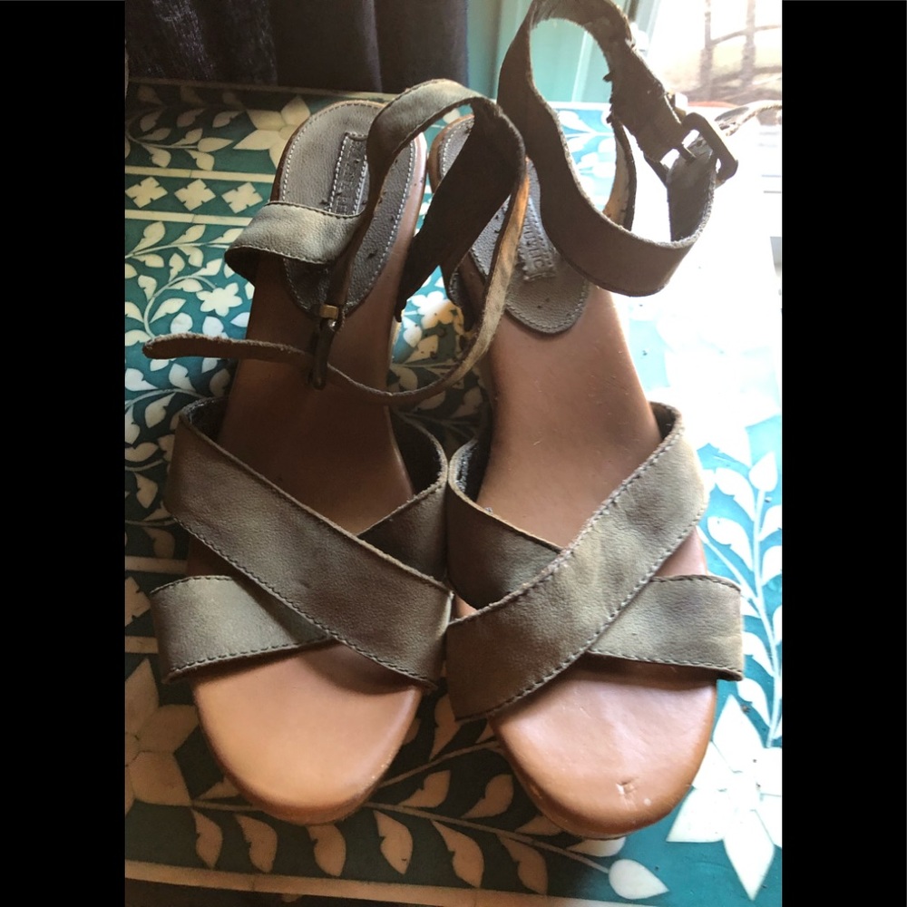 Banana Republic Olive Green Platform Sands Size 10
